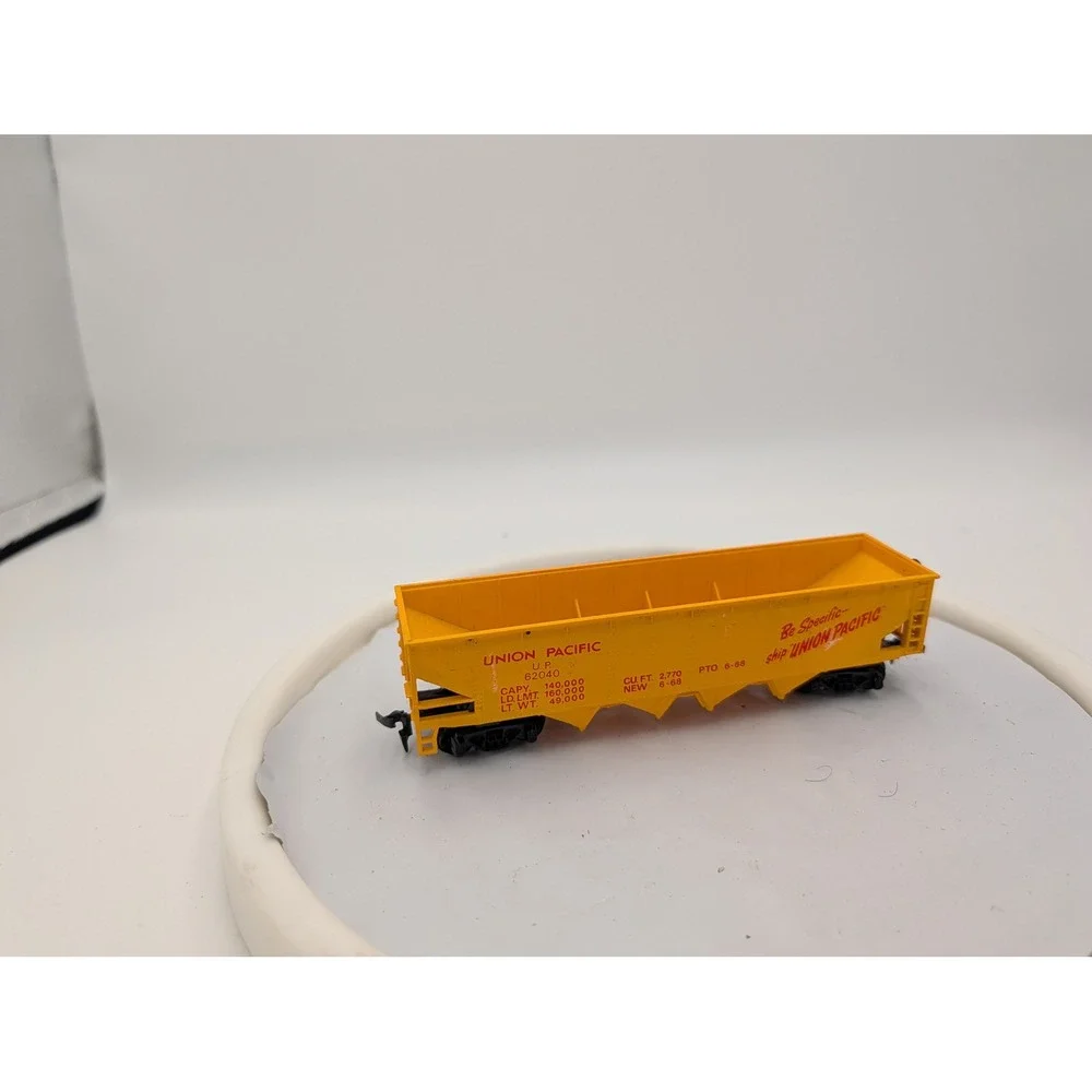 Union‎ Pacific HO Scale Triple Hopper Car UP 62040 Yellow Rolling Stock
